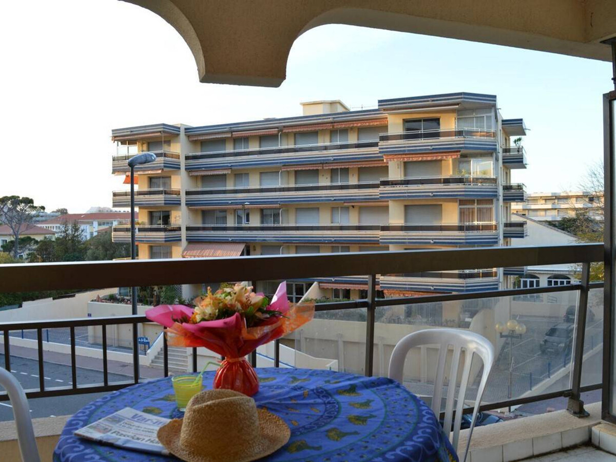 Appartement 2P à 200m de la plage, terrasse et salon de jardin - Photo 11