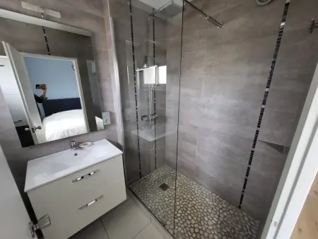 Appartement T2 face plage avec balcon, cuisine équipée et TV - Photo 11