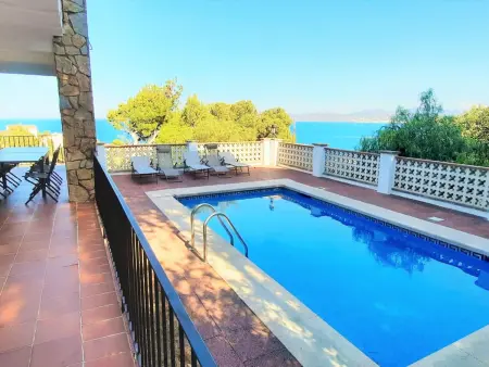 Location appartement à Llançà, Grand appartement à Llançà avec 4 chambres, terrasse, piscine partagée et à 2 pas de la plage