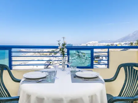 Location appartement à Marbella, Appartement en bord de mer avec piscine, clim, wifi, et parking à Marbella