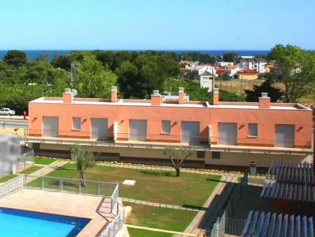 Location appartement à Creixell, Maisons jumelées 3 chambres à Creixell, proche plage avec climatisation, parking et piscine