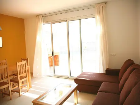 Location appartement à Creixell, Maisons jumelées à Creixell avec piscine, WiFi, parking et climatisation