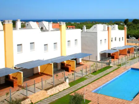 Location appartement à Creixell, Maison jumelée à Creixell avec piscine et WIFI, proche plage