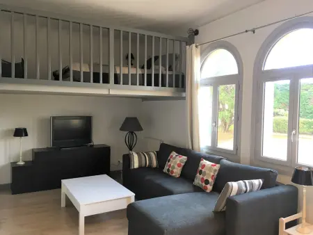 Location appartement à Saint Jean de Luz, Studio rénové près du centre et de la plage avec parking et mezzanine