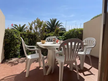 Location appartement à Port Camargue, Studio climatisé avec terrasse, piscine & parking, proche plage et port - Le Grau-du-Roi