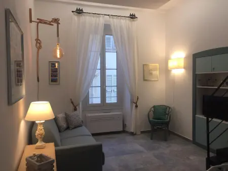 Location appartement à Menton, Charmant Studio avec Mezzanine, Climatisé, au Cœur de Menton, Proche Plages et Commerces