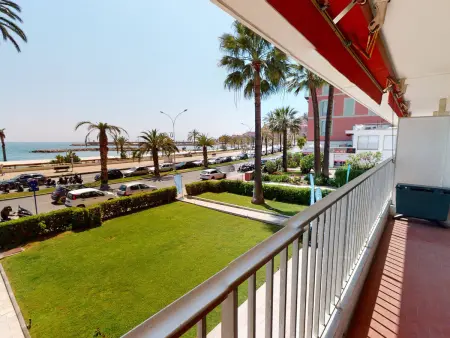 Location appartement à Menton, Studio rénové face mer avec terrasse à Menton, proche centre-ville et plages
