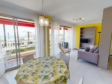 Studio rénové face mer avec terrasse à Menton : photo 4