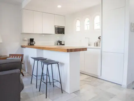 Appartement Rénové avec Balcon, Parking et Wi-Fi Gratuit à Marbella - Photo 4