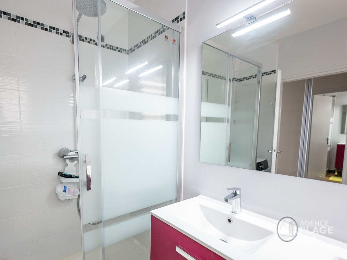 Appartement 80m² vue mer face à la plage aux Sables - Photo 17