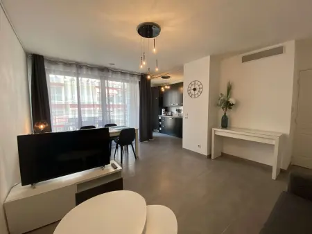 Location appartement à Antibes, Appartement climatisé 4 couchages avec terrasse et parking sécurisé à Antibes, proche port et mer