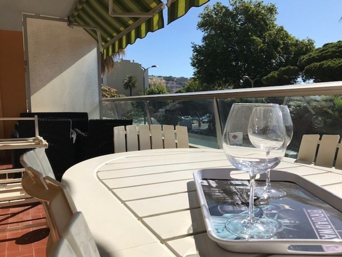 T2 climatisé avec terrasse 20 m² vue mer au Lavandou - Photo 3