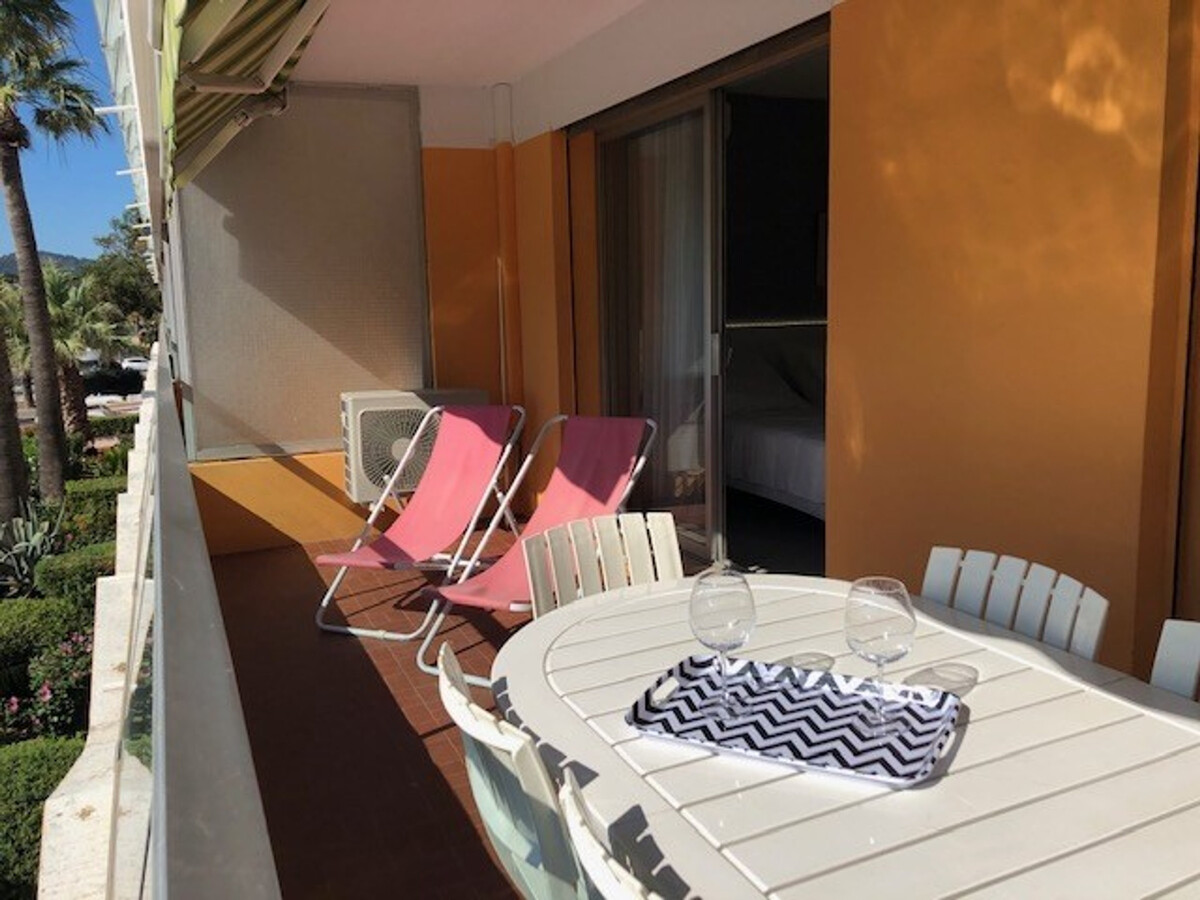 T2 climatisé avec terrasse 20 m² vue mer au Lavandou - Photo 5