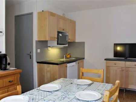 Location appartement à Risoul, Appartement cosy à Risoul 1850, 3 pièces, 6 couchages, proche pistes et commerces, balcon ensoleillé