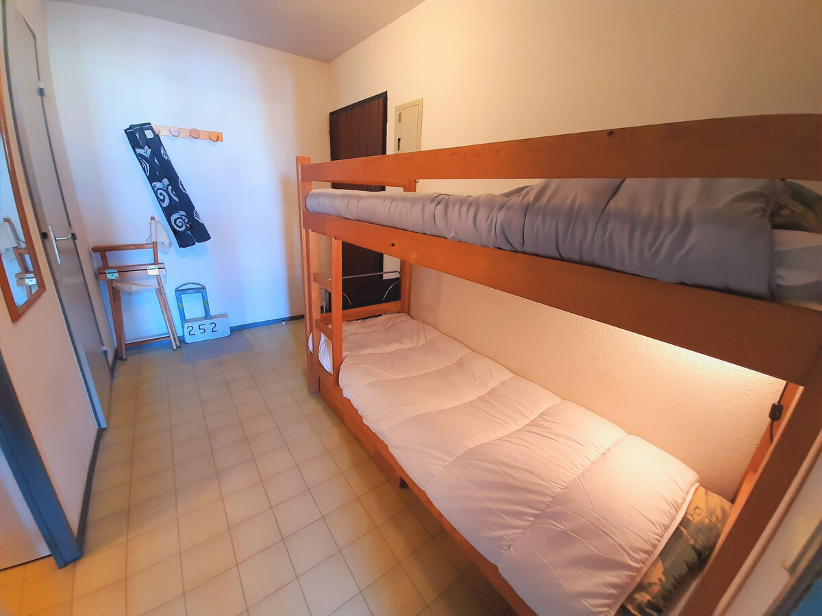 Studio cabine 4 pers. face au port, piscine et tennis - Photo 13