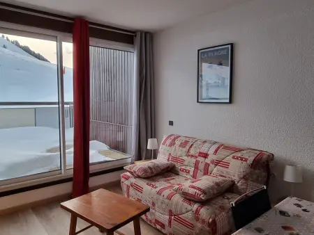 Location appartement à Plagne Aime 2000, Studio fonctionnel au pied des pistes avec grand balcon
