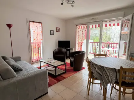 T2 calme Cambo-les-Bains, parking et terrasse : photo 2
