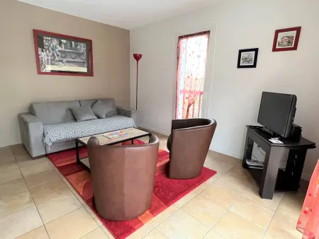 T2 calme Cambo-les-Bains, parking et terrasse : photo 3