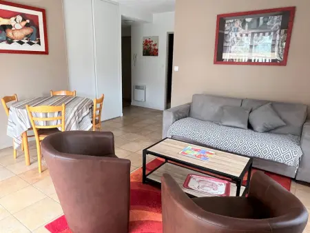 T2 calme Cambo-les-Bains, parking et terrasse : photo 4