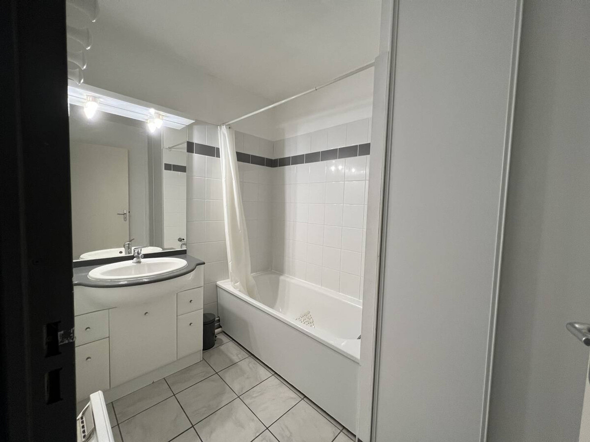 T2 rez-de-chaussée avec terrasse et parking à Cambo-les-Bains - Photo 11