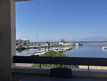 T3 balcon vue port, piscine 25m et sports