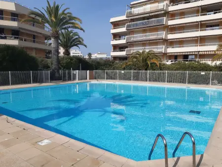 Location appartement à Fréjus, Appartement 2 pièces à Fréjus avec piscine, parking et à 300m des commerces