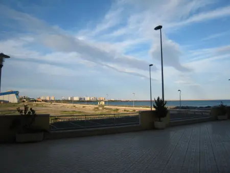 Location appartement à Carthagène, Appartement en bord de mer avec climatisation, piscine, parking et WiFi gratuit à La Manga