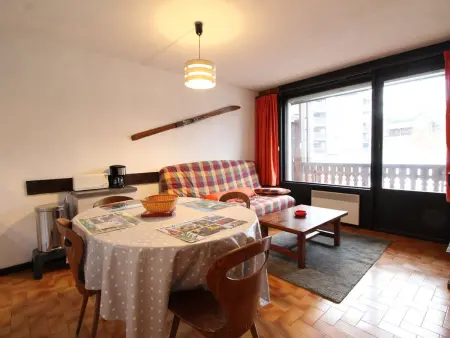 Location appartement à Les Carroz d'Arâches, 3P 6 Pers, Cuisine rénovée, Balcon Sud, Proche Pistes et Commerces, Parking, Casier à skis