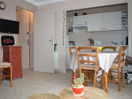 Appartement T2 aux Angles, balcon sud-est et parking privé : photo 2