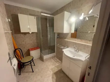 Appartement T2 aux Angles, balcon sud-est et parking privé : photo 6