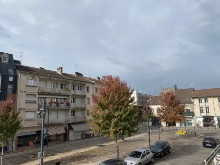Appartement Liberté à Moulins : balcon, draps inclus : photo 13