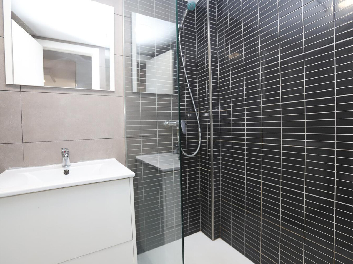 Appartement contemporain 2ch, terrasse et piscine à Salou - Photo 11