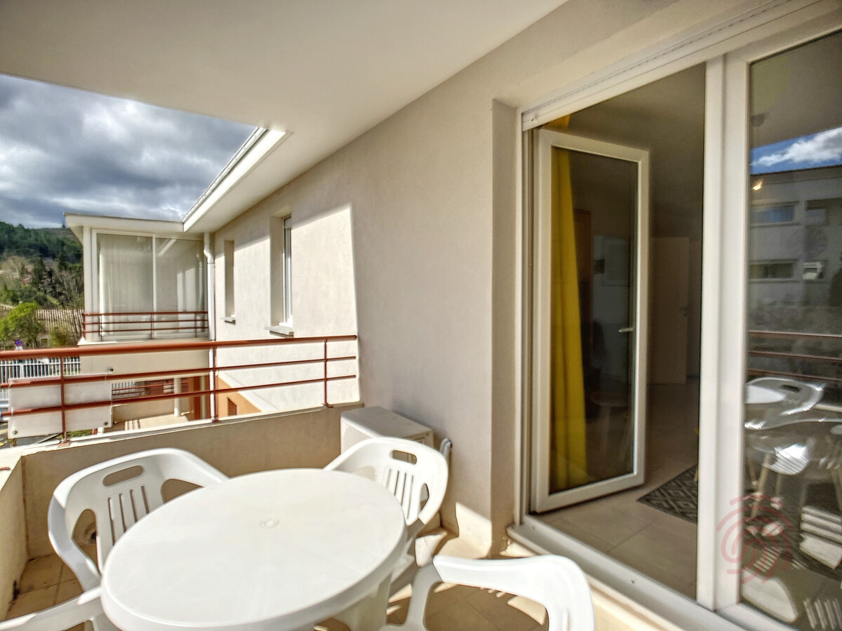 F2 climatisé terrasse à 500m du centre, parking privé - Photo 15
