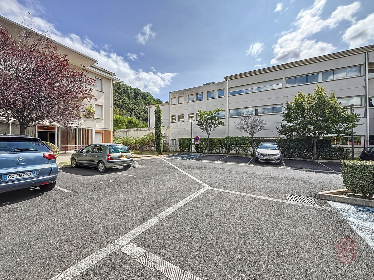 F2 climatisé terrasse à 500m du centre, parking privé - Photo 21