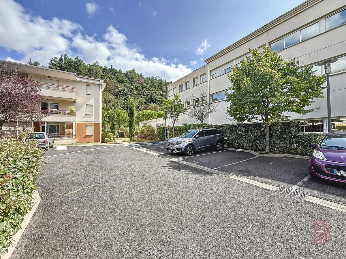 F2 climatisé terrasse à 500m du centre, parking privé - Photo 22