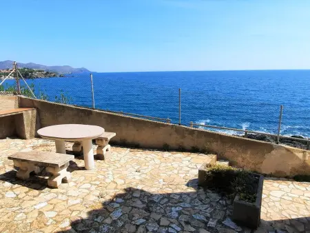 Location appartement à Llançà, Appartement familial en bord de mer avec jardin, barbecue, parking et animaux acceptés