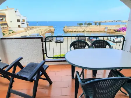 Location appartement à Llançà, Appartement Familial en Bord de Mer à Llançà avec Superbe Terrasse et Proximité de Plage