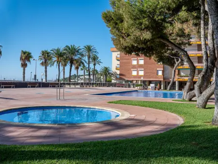 Location appartement à Torredembarra, AT046 Els Pins I: Apartamento situado en primera línea del mar con 4 piscinas comunitarias