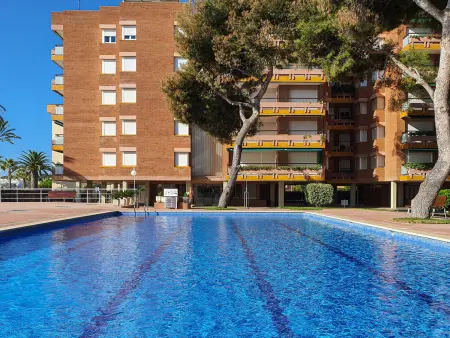 Location appartement à Torredembarra, AT141 Els Pins I: Apartamento situado en primera línea del mar con 4 piscinas comunitarias