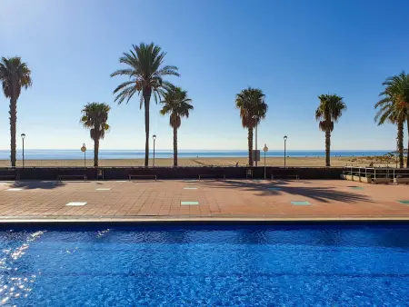 Location appartement à Torredembarra, AT136 Els Pins I: Apartamento situado a primera línea de mar con 4 piscinas comunitarias