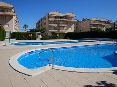 Location appartement à Torredembarra, AT058 Les Dunes: Apartamento con una gran zona comunitaria que incluye un jardín y 2 piscinas