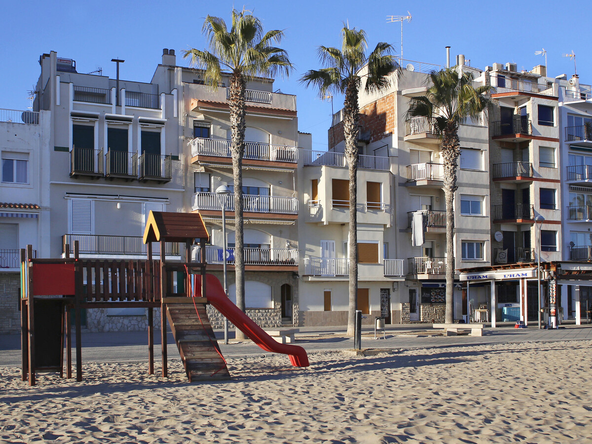 Appartement rénové en première ligne de plage à Torredembarra - Photo 1