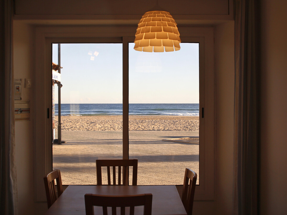 Appartement rénové en première ligne de plage à Torredembarra - Photo 4