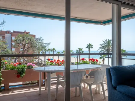Location appartement à Torredembarra, AT091 Els Pins I: Apartamento situado en primera línea del mar y con 4 piscinas comunitarias