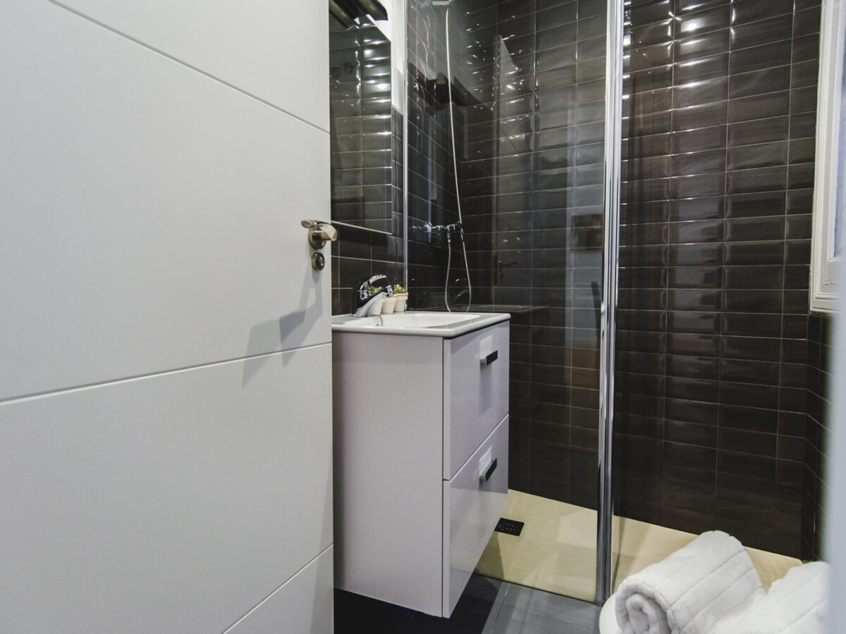 Appartement rénové 2 chambres face à la cathédrale - Photo 9