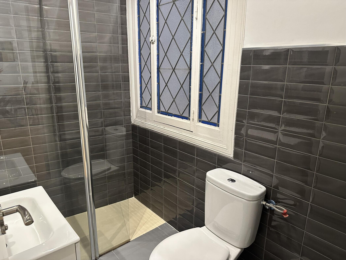 Appartement rénové 2 chambres face à la cathédrale - Photo 10