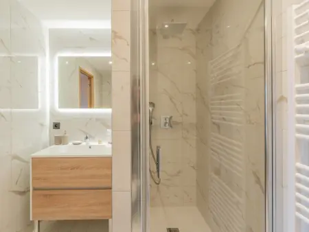Bel appartement familial avec retour skis aux pieds et parking à Courchevel 1650 : photo 8