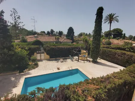 Location appartement à Estepona, Appartement en bord de mer avec piscine, parking et terrasse à Estepona
