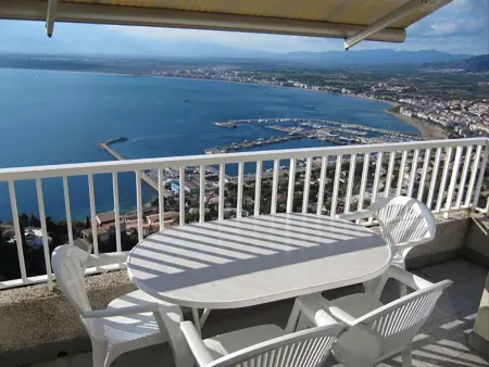 Location appartement à Roses, Appartement confortable 3 chambres avec climatisation, terrasse et piscine à Roses