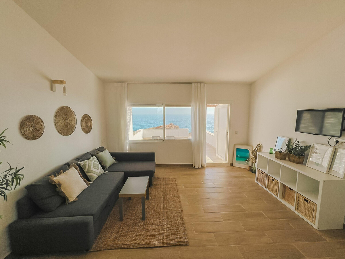 Bungalow en falaise, 50 m de Cala Calafaté - Photo 3